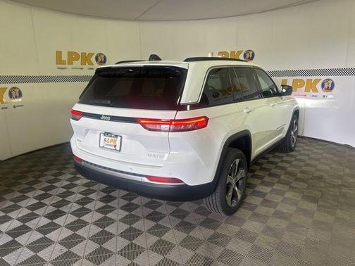 Bright White Clearcoat 2026 Jeep Grand Cherokee Limited