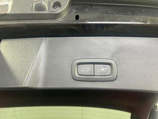Onyx Black Metallic 2025 Volvo XC40 B5 Plus Bright Theme