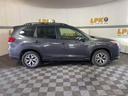 Magnetite Gray Metallic 2023 Subaru Forester 2.5i Premium