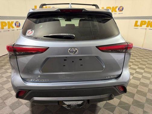 Moon Dust 2021 Toyota Highlander LE