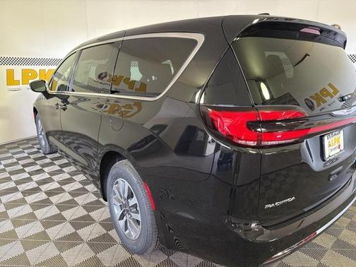 2025 Chrysler Pacifica Hybrid Select