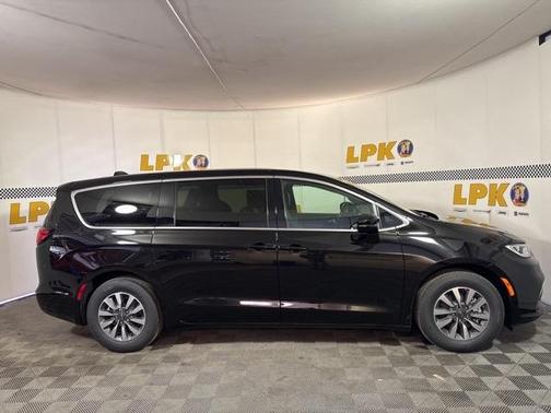 2025 Chrysler Pacifica Hybrid Select