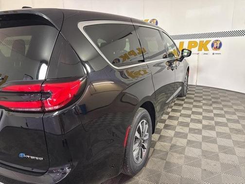 2025 Chrysler Pacifica Hybrid Select