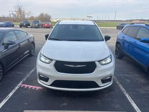 Bright White Clearcoat 2024 Chrysler Pacifica Touring-L