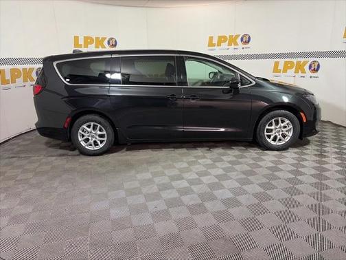 2024 Chrysler Voyager LX