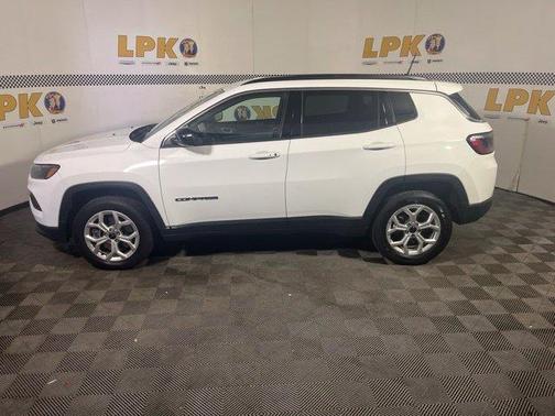 Bright White Clearcoat 2025 Jeep Compass Latitude