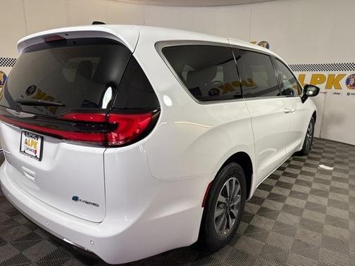 2025 Chrysler Pacifica Hybrid Select