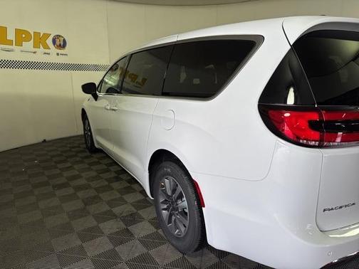 2025 Chrysler Pacifica Hybrid Select