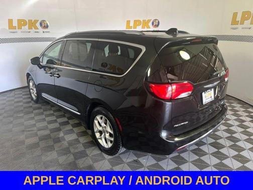 Brilliant Black Crystal Pearlcoat 2020 Chrysler Pacifica Limited