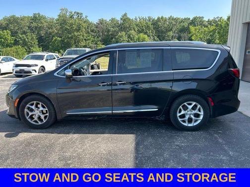 Brilliant Black Crystal Pearlcoat 2020 Chrysler Pacifica Limited