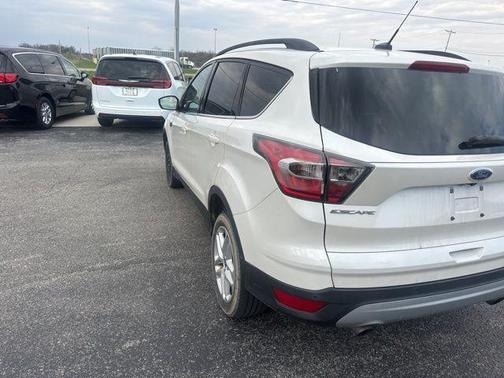 White Platinum Clearcoat Metallic 2017 Ford Escape SE