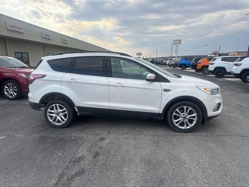 White Platinum Clearcoat Metallic 2017 Ford Escape SE