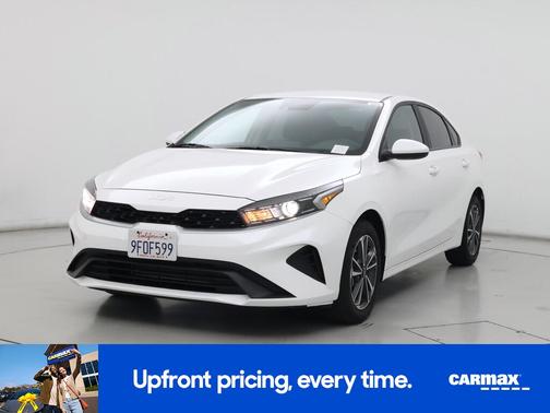 White 2023 Kia Forte LXS
