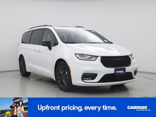White 2025 Chrysler Pacifica Limited