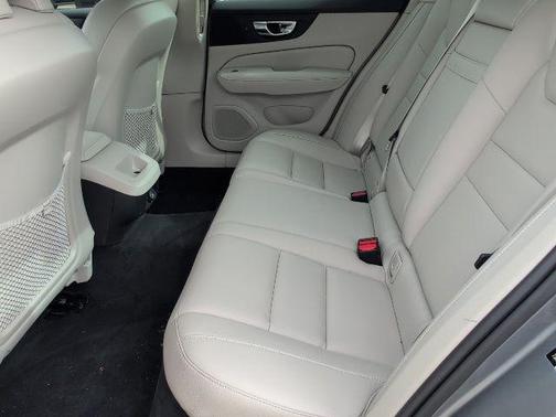 2020 Volvo S60 T5 Momentum