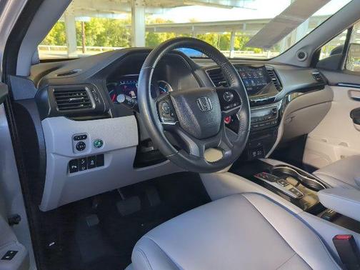 2022 Honda Pilot Touring 8-Passenger