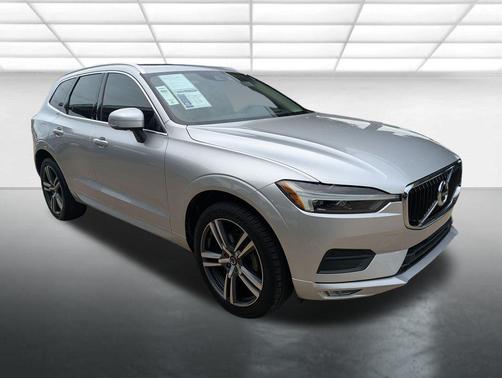 Bright Silver Metallic 2021 Volvo XC60 T5 Momentum