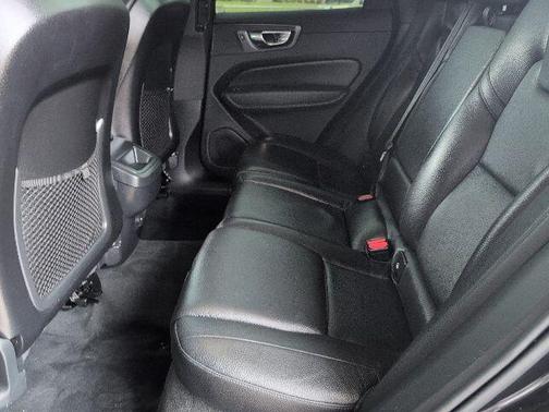 2022 Volvo XC60 B5 Momentum