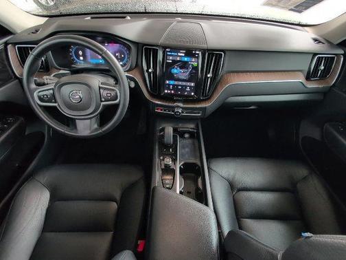 2022 Volvo XC60 B5 Momentum