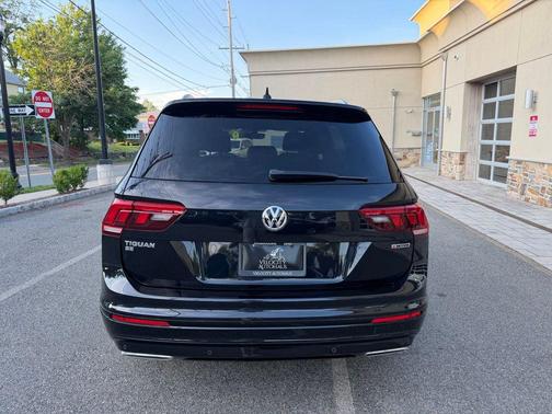 Deep Black Pearl 2021 Volkswagen Tiguan 2.0T SE R-Line Black 4MOTION