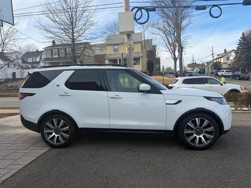 White 2019 Land Rover Discovery HSE LUXURY