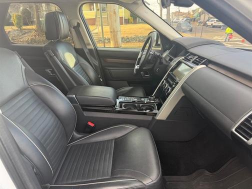 White 2019 Land Rover Discovery HSE LUXURY