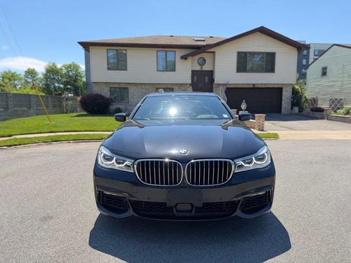 Black Sapphire Metallic 2019 BMW 750 i xDrive