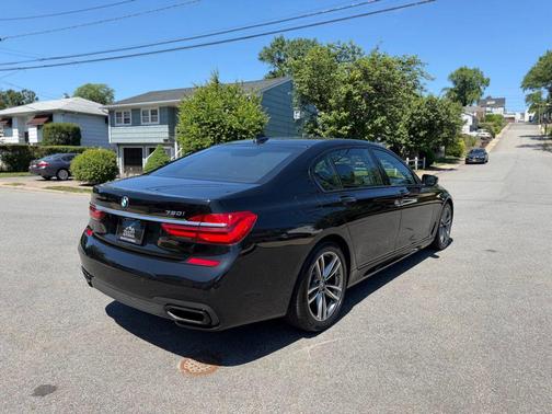 Black Sapphire Metallic 2019 BMW 750 i xDrive