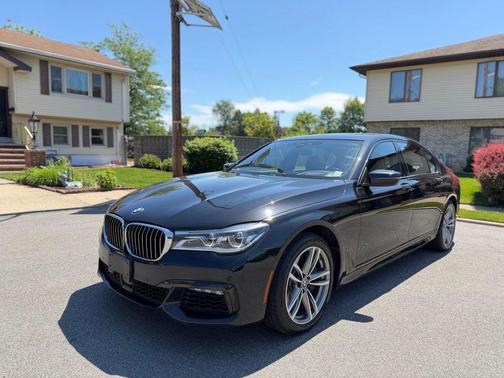 Black Sapphire Metallic 2019 BMW 750 i xDrive