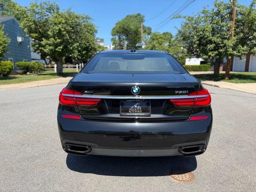 Black Sapphire Metallic 2019 BMW 750 i xDrive