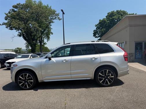 Bright Silver Metallic 2018 Volvo XC90 T5 Momentum