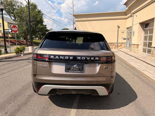 Gold 2018 Land Rover Range Rover Velar P380 SE R-Dynamic