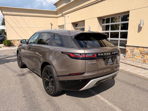 Gold 2018 Land Rover Range Rover Velar P380 SE R-Dynamic
