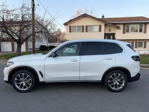 White Metallic 2019 BMW X5 xDrive40i