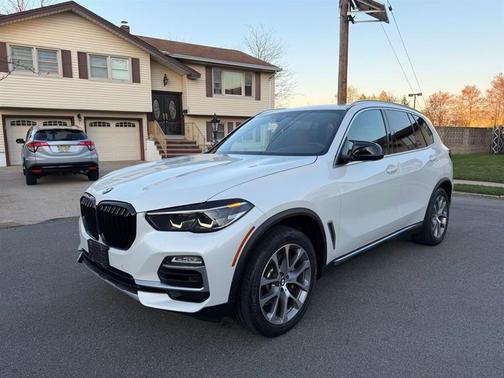 White Metallic 2019 BMW X5 xDrive40i