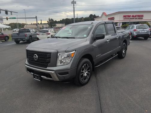 2021 Nissan Titan SV