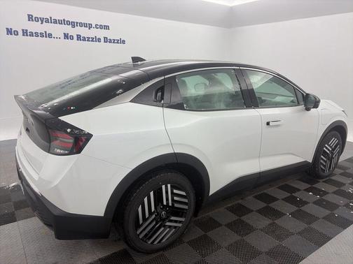 Everest White Pearl Tricoat/Black 2026 Nissan Leaf SV+