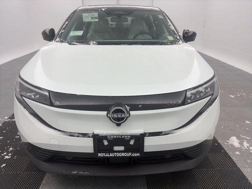 Everest White Pearl Tricoat/Black 2026 Nissan Leaf SV+