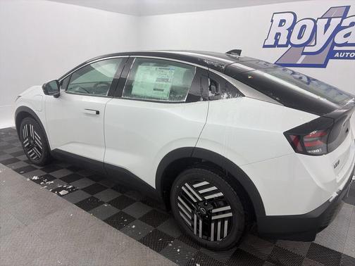 Everest White Pearl Tricoat/Black 2026 Nissan Leaf SV+