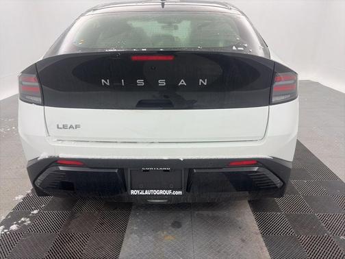 Everest White Pearl Tricoat/Black 2026 Nissan Leaf SV+