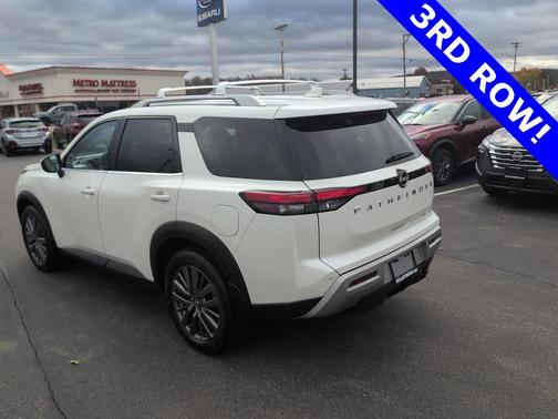 2023 Nissan Pathfinder SL 4WD