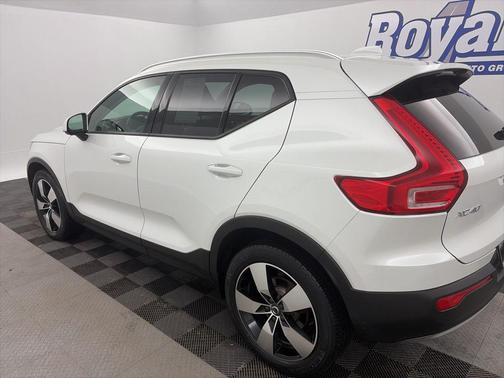 2021 Volvo XC40 T5 Momentum