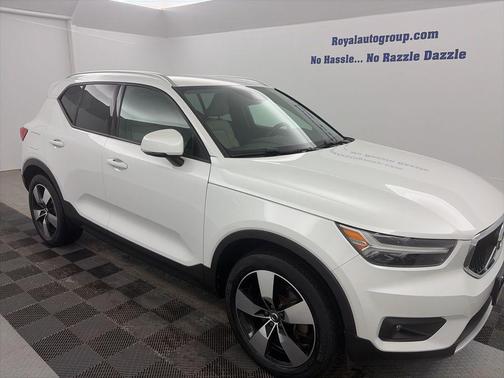 2021 Volvo XC40 T5 Momentum