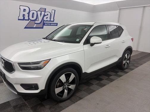 2021 Volvo XC40 T5 Momentum
