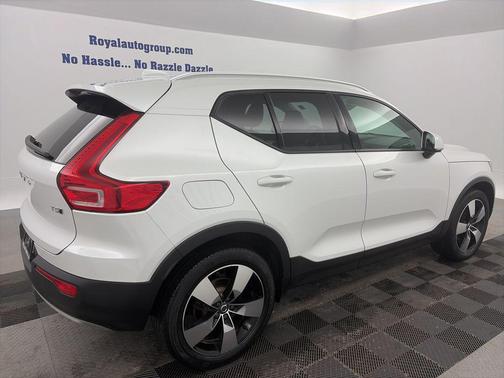 2021 Volvo XC40 T5 Momentum