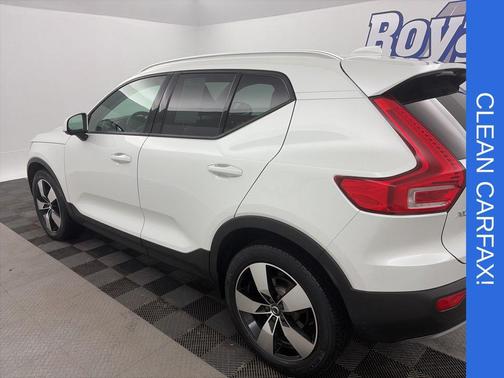 2021 Volvo XC40 T5 Momentum