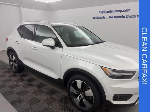 2021 Volvo XC40 T5 Momentum