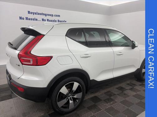 2021 Volvo XC40 T5 Momentum