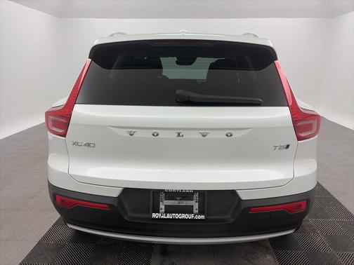 2021 Volvo XC40 T5 Momentum