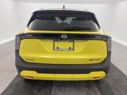 Yuzu Yellow/Super Black 2026 Nissan Kicks SR